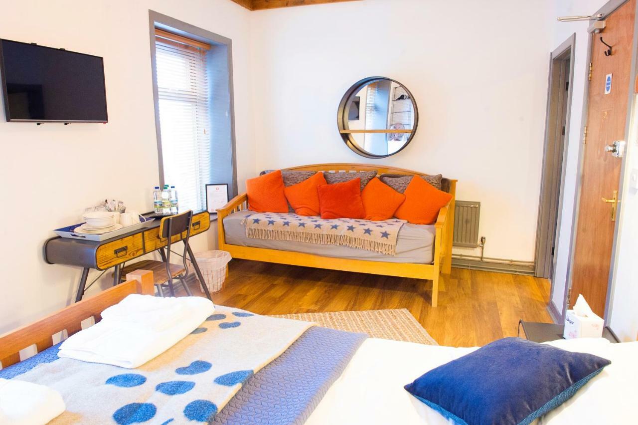Bed and Breakfast Nik The Greek à Burry Port Extérieur photo