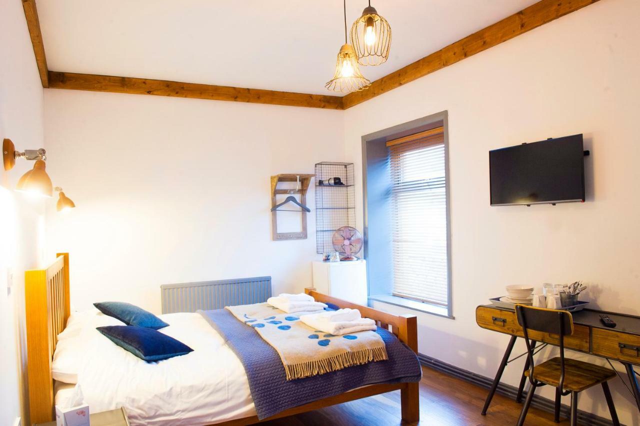 Bed and Breakfast Nik The Greek à Burry Port Extérieur photo